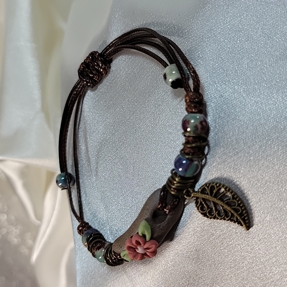 Hand-knotted Ceramic Floral Motif Adjustable Hemp Bracelet, adjustable - Picture 5 of 7